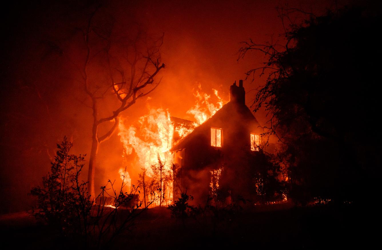 Una casa arde durante el incendio de Eaton en el área de Altadena