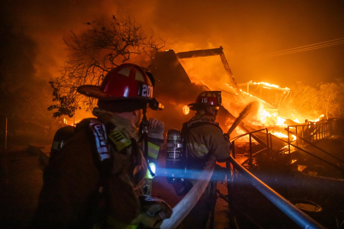 Los bomberos luchan contra las llamas del incendio de Palisades