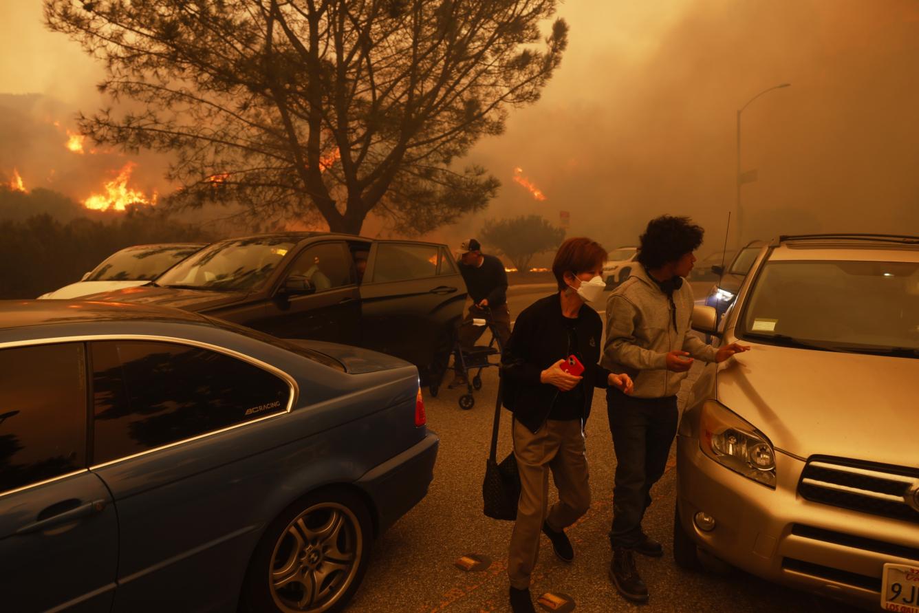 La gente huye del avance del incendio Palisades