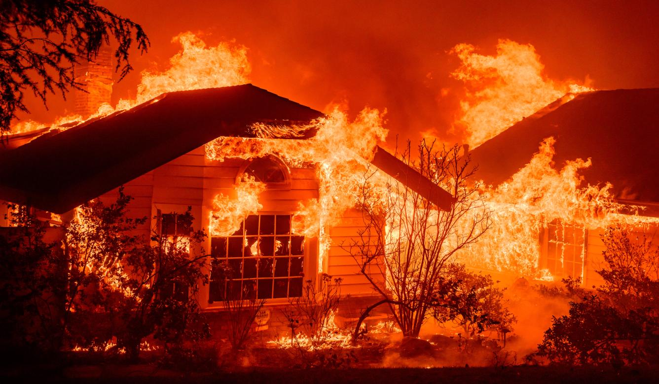 Las llamas del incendio Palisades queman una casa