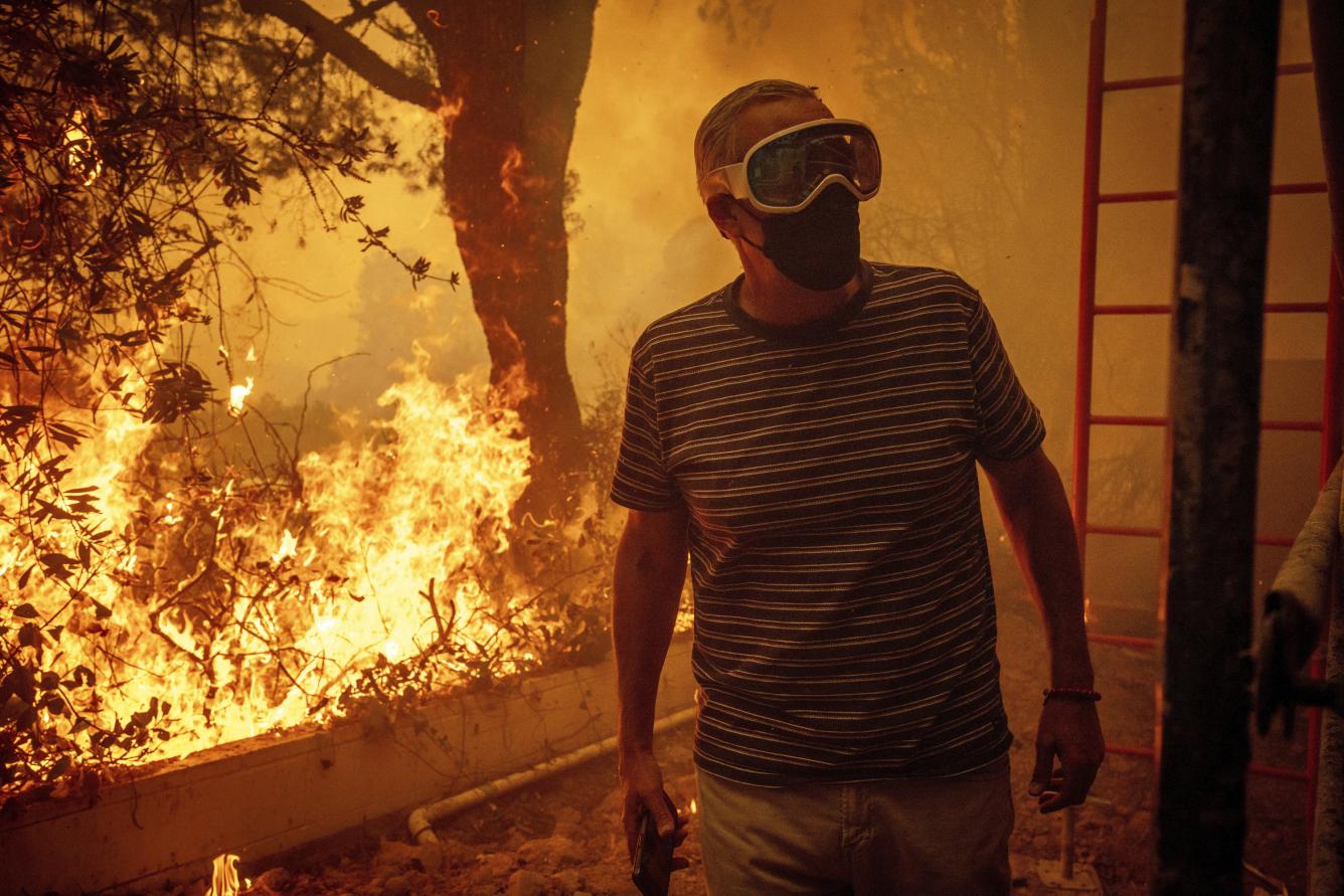 Will Adams observa cómo las llamas del incendio Palisades