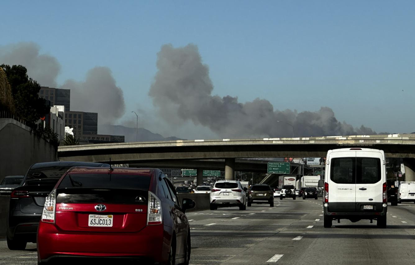 El humo de un incendio forestal en Pacific Palisades