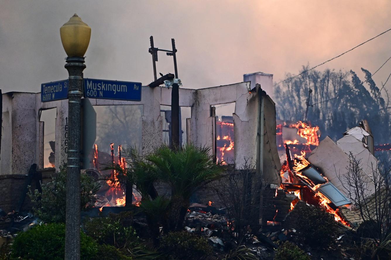 Una casa sigue ardiendo tras el paso del incendio Palisades en Pacific Palisades