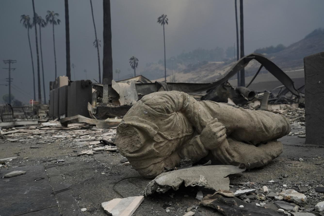 Una estatua y otras estructuras se queman mientras el incendio de Palisades