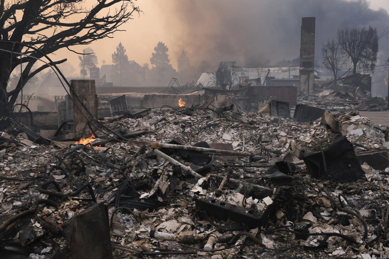 El incendio de Palisades arrasa un vecindario en medio de fuertes vientos