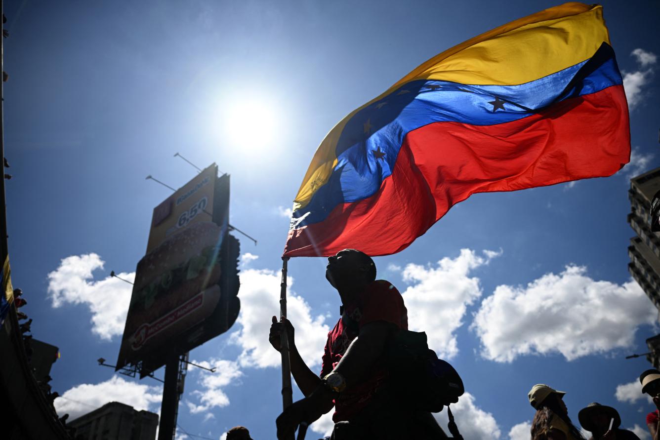 Un manifestante ondea una bandera venezolana