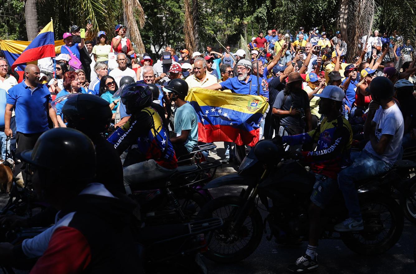 Manifestantes antigubernamentales (arriba) gritan consignas mientras partidarios del presidente venezolano Nicolás Maduro