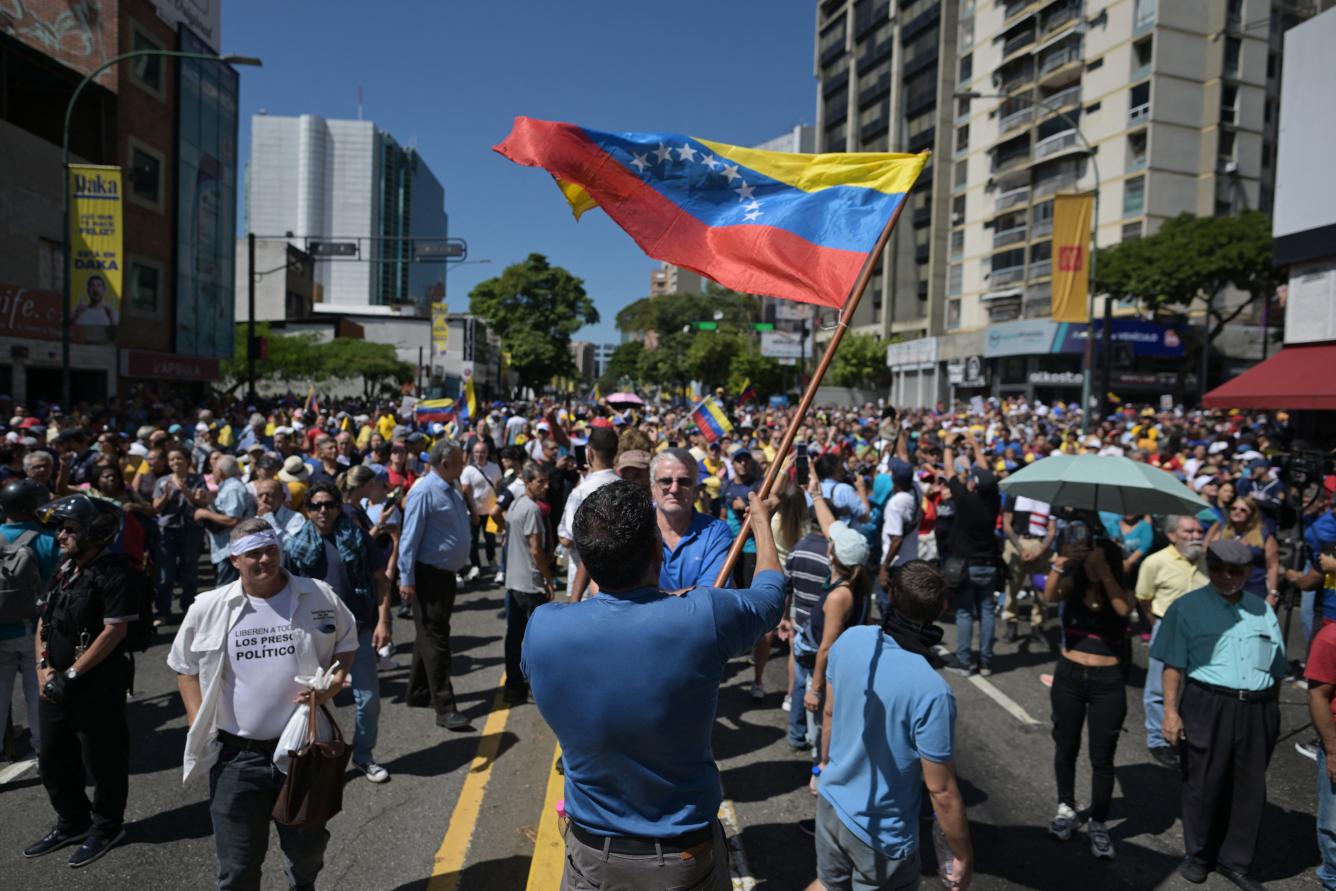 Un manifestante ondea una bandera venezolana