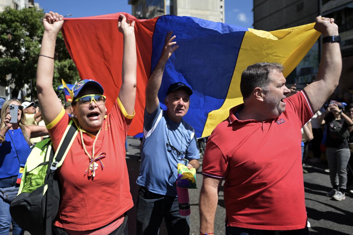 Manifestantes gritan consignas durante una protesta