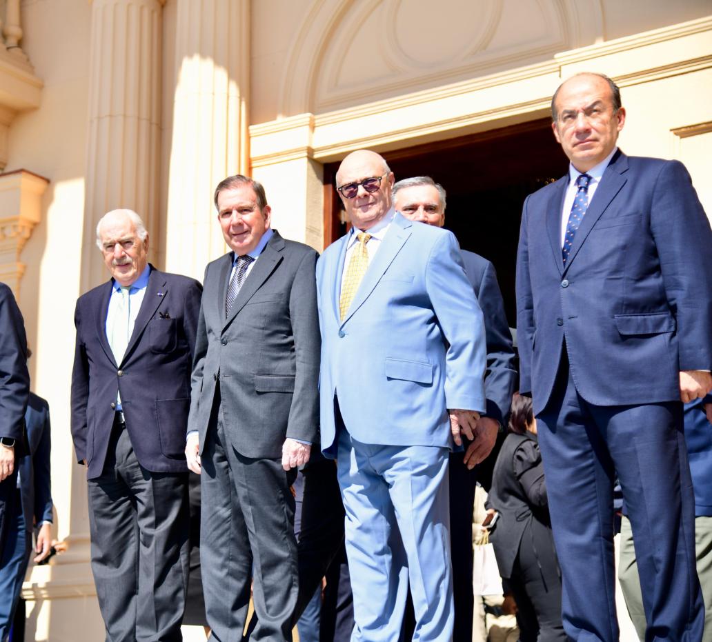 Edmundo González junto a Hipólito Mejía y otros expresidentes de la región.