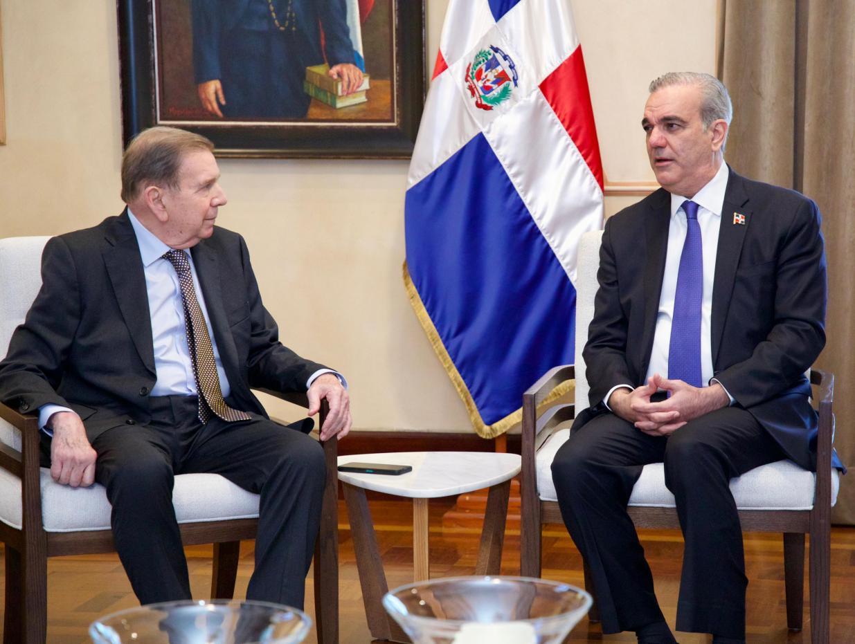 Edmundo Gónzales junto al presidente Luis Abinader, reunidos dentro del Palacio Nacional.