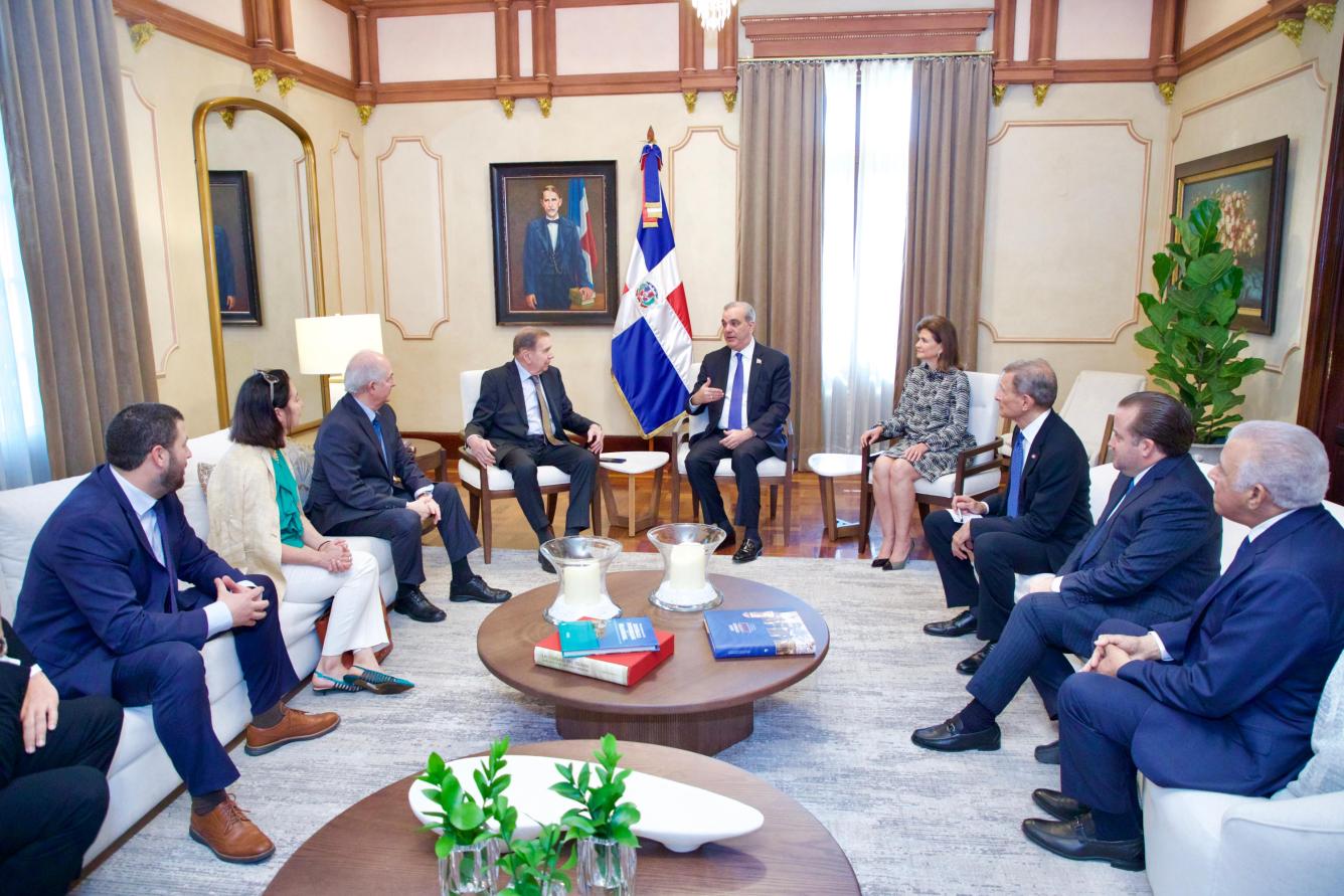 Edmundo Gónzales junto al presidente Luis Abinader y otros ejecutivos de la región.