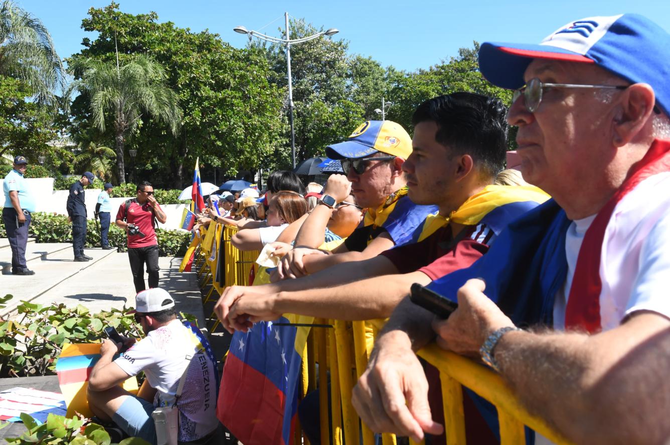 Vezolanos apostados en el parque Eugenio Maria de Hostos en apoyo a Edmundo Gonzalez