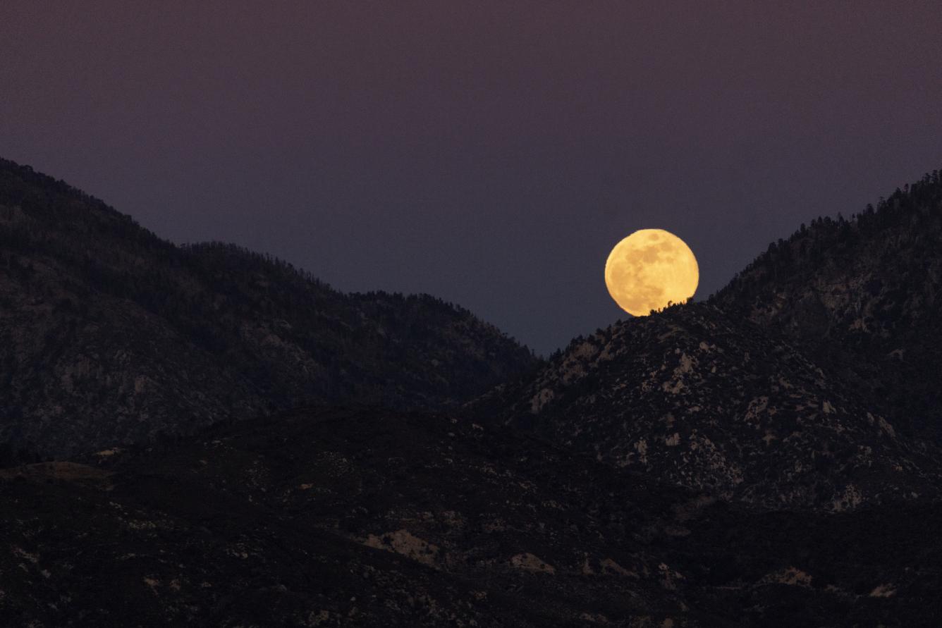 Una luna llena, anaranjada por el humo del incendio Eaton