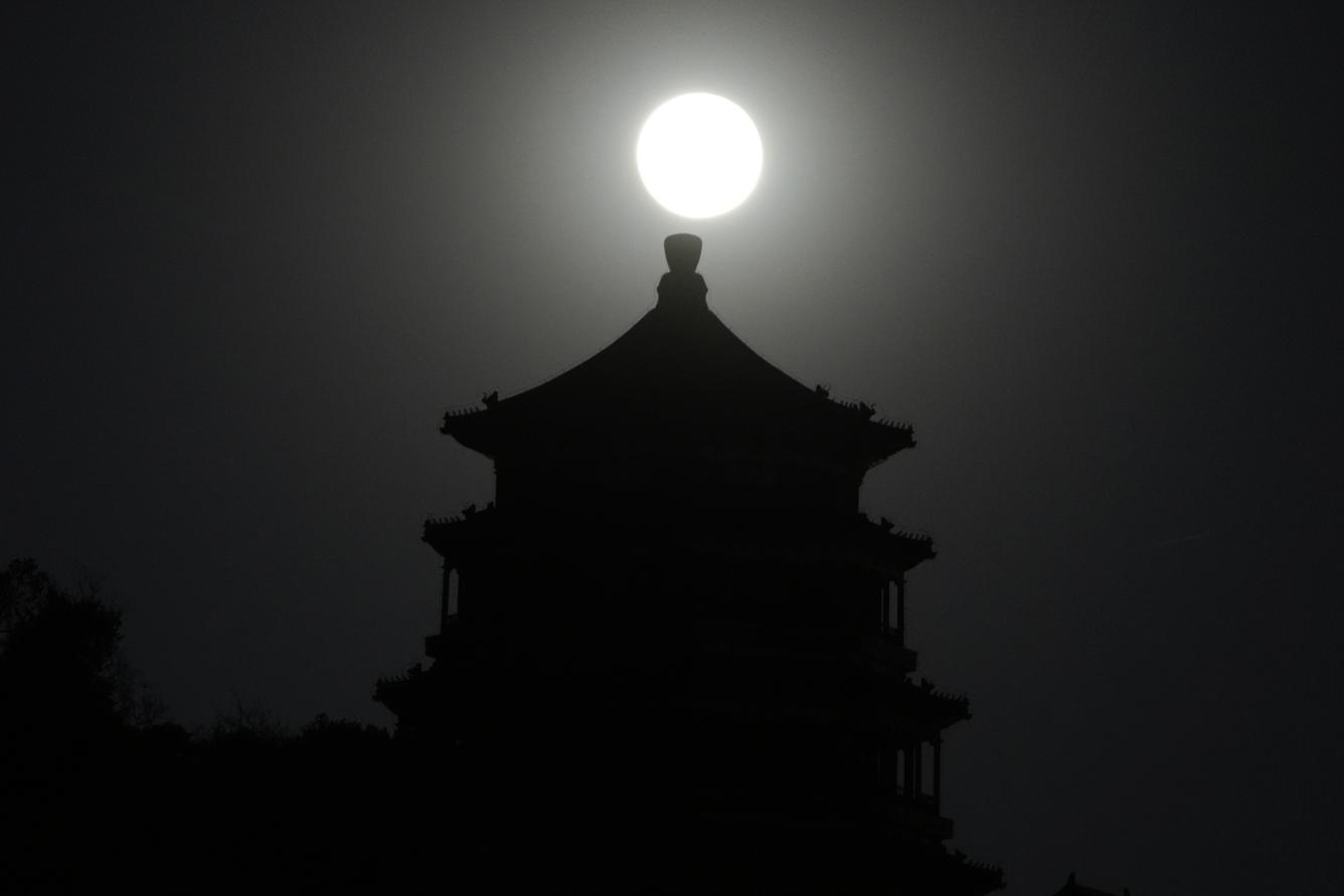 La primera Luna llena del año, llamada Luna del Lobo, saldrá en el Palacio de Verano en Beijing, China,