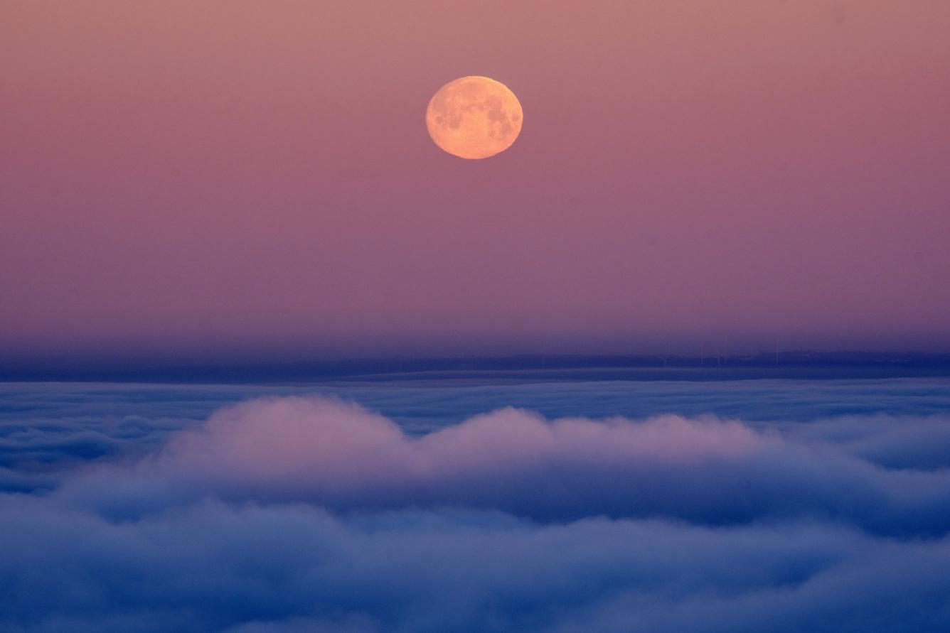 La luna se pone sobre la niebla que se desplaza sobre la región de Tauro