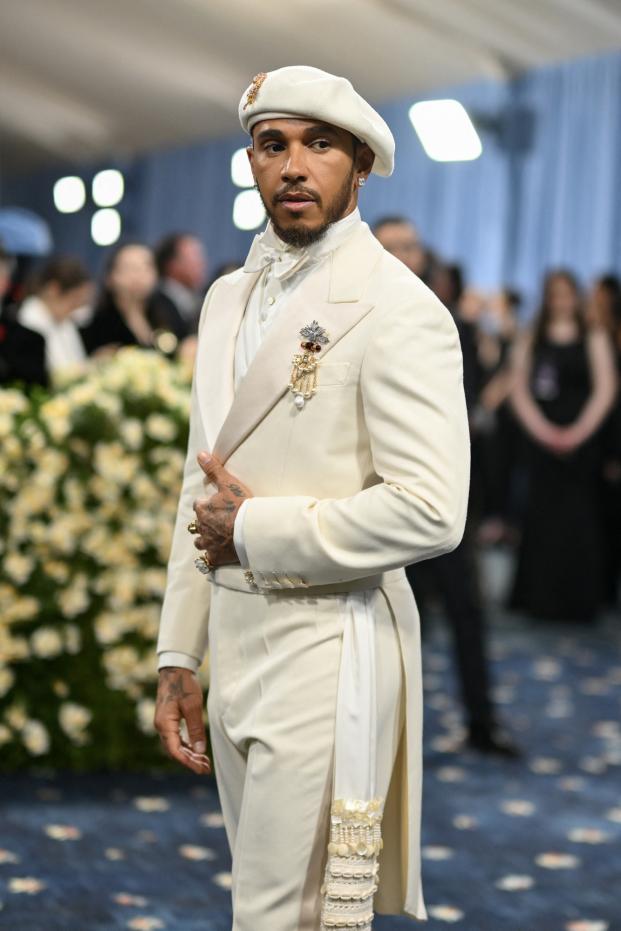 El piloto británico Lewis Hamilton llega a la Gala del Met 2025