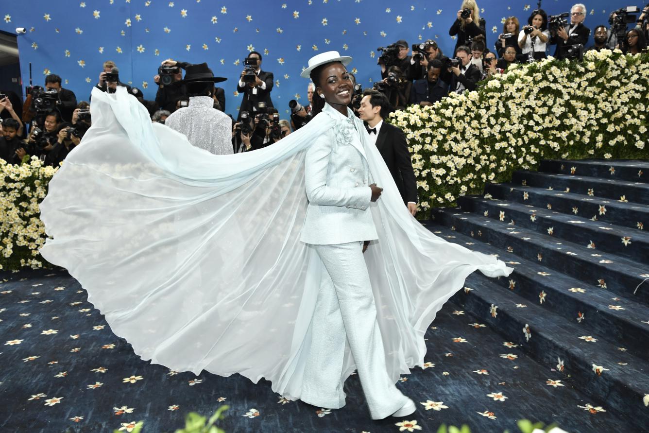 Lupita Nyong'o asiste a la gala benéfica del Instituto del Traje del Museo Metropolitano de Arte