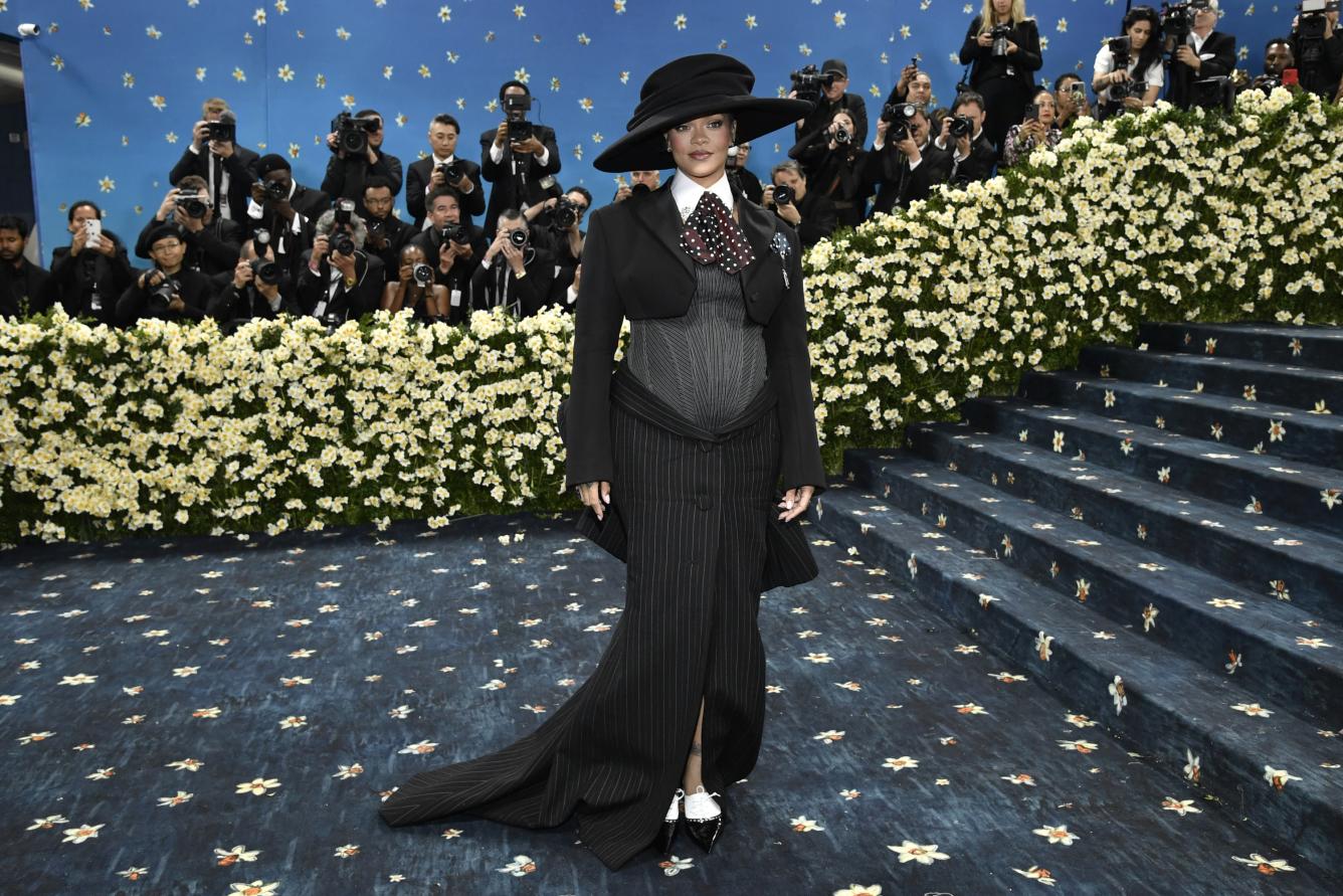 Rihanna asiste a la gala benéfica del Instituto del Traje del Museo Metropolitano de Arte