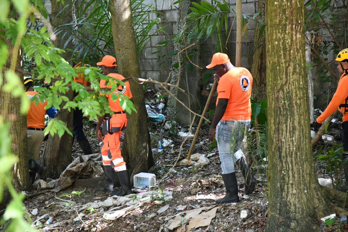 Miembros de la Defensa Civil realizan un rastreo de la zona donde desapareció la menor de 5 años el pasado jueves.