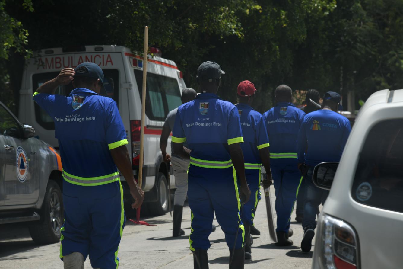 Miembros de la Alcaldía de Santo Domingo Este se unen a las labores de búsqueda de Yuleili Serrano de 5 años, desaparecida el jueves 5 de junio.