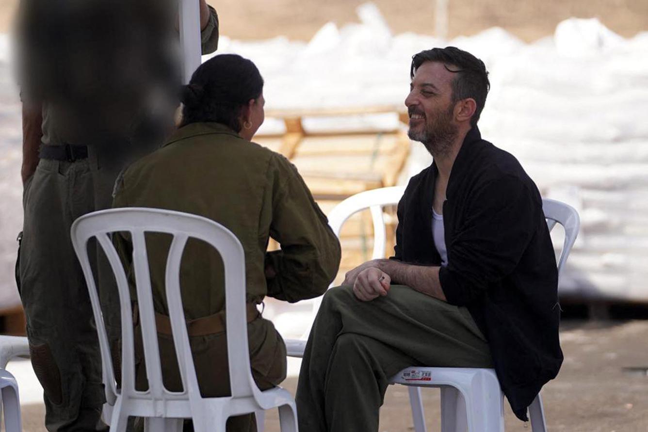 Esta fotografía, difundida por el ejército israelí, muestra al rehén israelí liberado David Cunio, uno de los ex cautivos en Gaza desde los ataques del 7 de octubre de 2023 perpetrados por militantes palestinos, tras ser entregado en un intercambio de prisioneros y un acuerdo de alto el fuego entre Israel y Hamás en Israel el 13 de octubre de 2025.