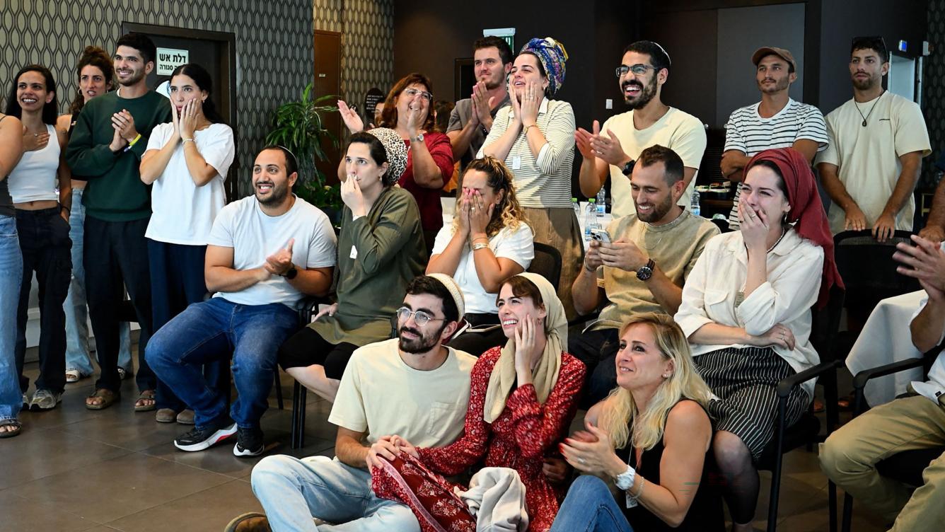 Esta fotografía, distribuida por el ejército israelí, muestra a las familias de los rehenes israelíes Evyatar David y Avinatan Or, dos de los ex cautivos en Gaza desde los ataques del 7 de octubre de 2023 perpetrados por militantes palestinos, observando su entrega en un intercambio de prisioneros y rehenes, así como un acuerdo de alto el fuego entre Israel y Hamás en Israel el 13 de octubre de 2025.