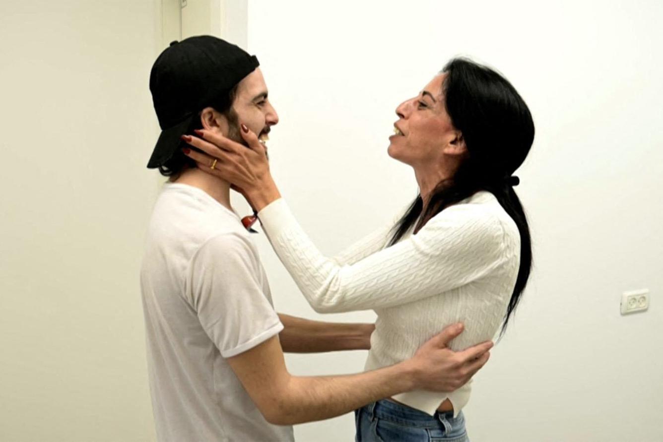 Esta fotografía, difundida por el ejército israelí, muestra al rehén israelí liberado Matan Zangauker (izq.), uno de los ex cautivos en Gaza desde los ataques del 7 de octubre de 2023 perpetrados por militantes palestinos, siendo recibido por su madre, Einav Zangauker (der.), tras ser entregado en un intercambio de prisioneros y un acuerdo de alto el fuego entre Israel y Hamás en Israel el 13 de octubre de 2025.