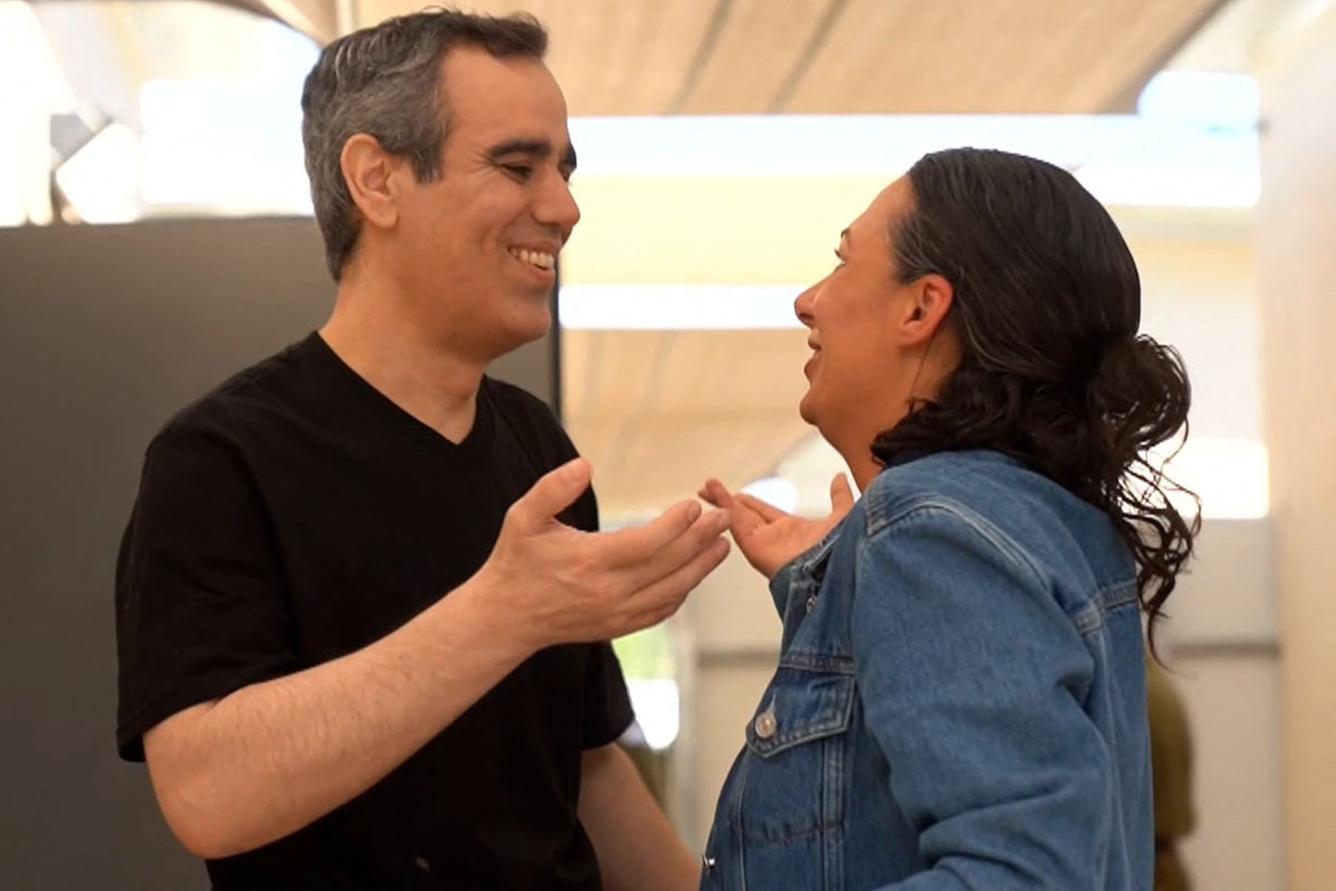 Esta imagen, difundida por el ejército israelí, muestra al rehén israelí liberado Omri Miran (izq.), uno de los ex cautivos en Gaza desde los ataques del 7 de octubre de 2023 perpetrados por militantes palestinos, siendo recibido por un familiar tras ser entregado en un intercambio de prisioneros y rehenes, en el marco de un acuerdo de alto el fuego entre Israel y Hamás en Israel el 13 de octubre de 2025.