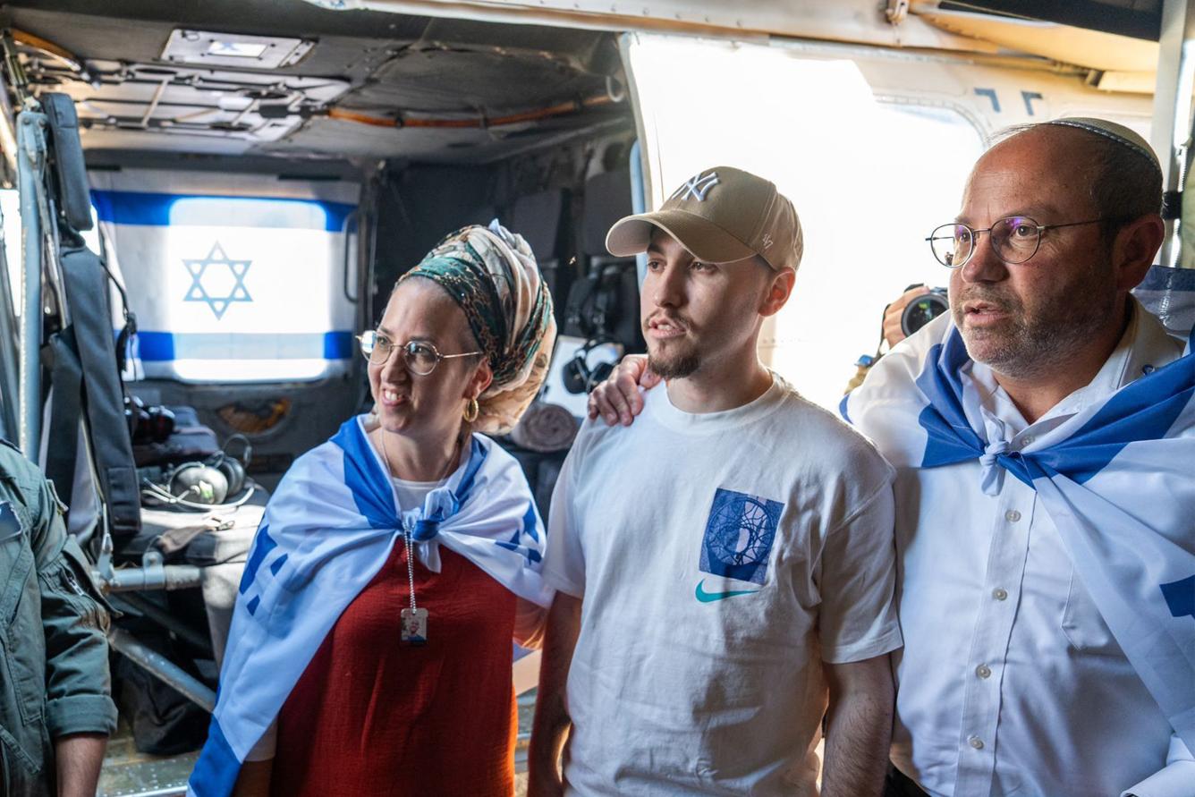 Esta imagen, distribuida por el ejército israelí, muestra al rehén israelí liberado Eitan Mor (centro), uno de los ex cautivos en Gaza desde los ataques del 7 de octubre de 2023 perpetrados por militantes palestinos, siendo recibido por su familia tras ser entregado en un intercambio de prisioneros y rehenes, y en un acuerdo de alto el fuego entre Israel y Hamás en Israel el 13 de octubre de 2025.