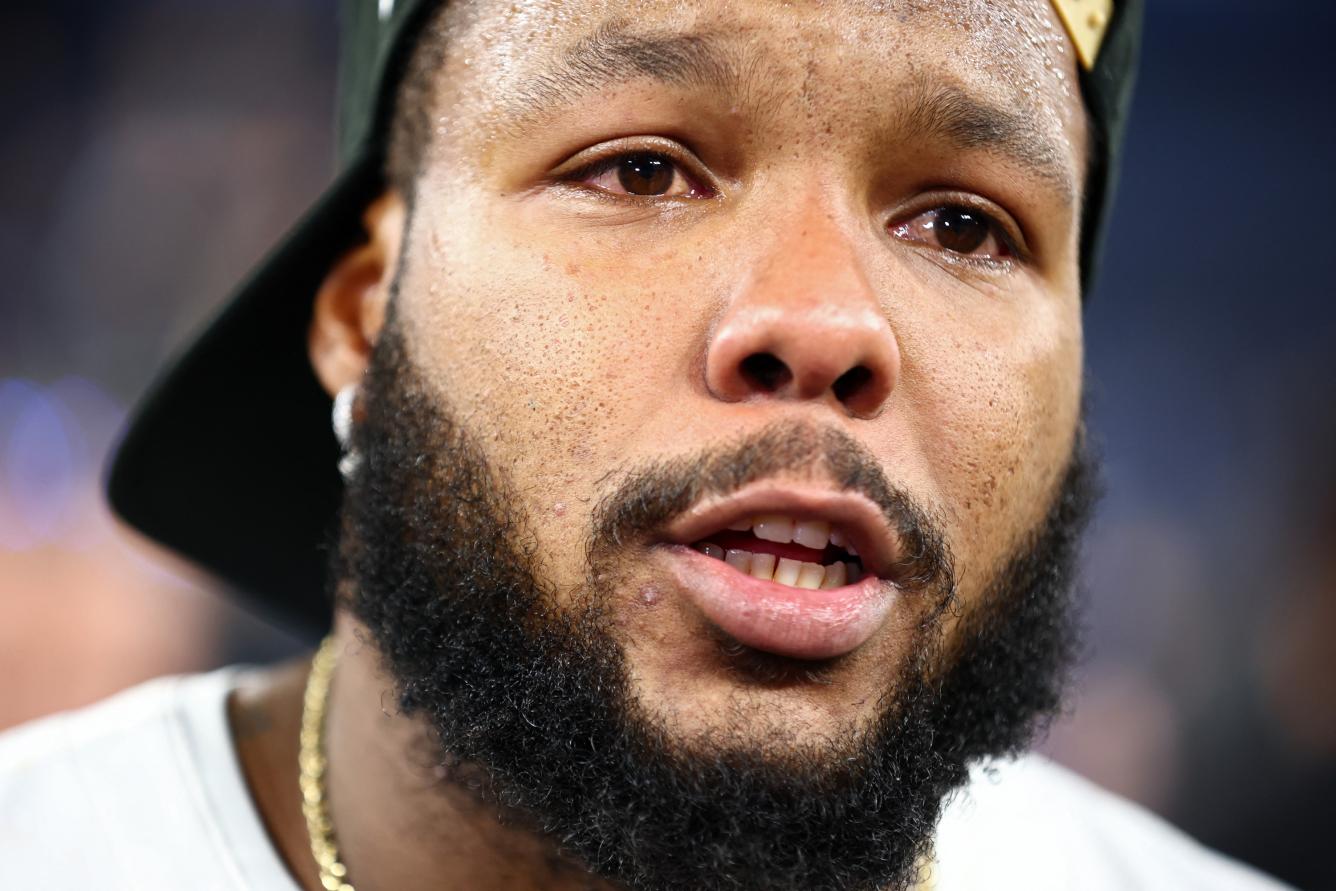 Vladimir Guerrero Jr. #27 de los Toronto Blue Jays observa después del séptimo juego de la Serie de Campeonato de la Liga Americana contra los Marineros de Seattle en el Rogers Centre el 20 de octubre de 2025 en Toronto, Ontario.