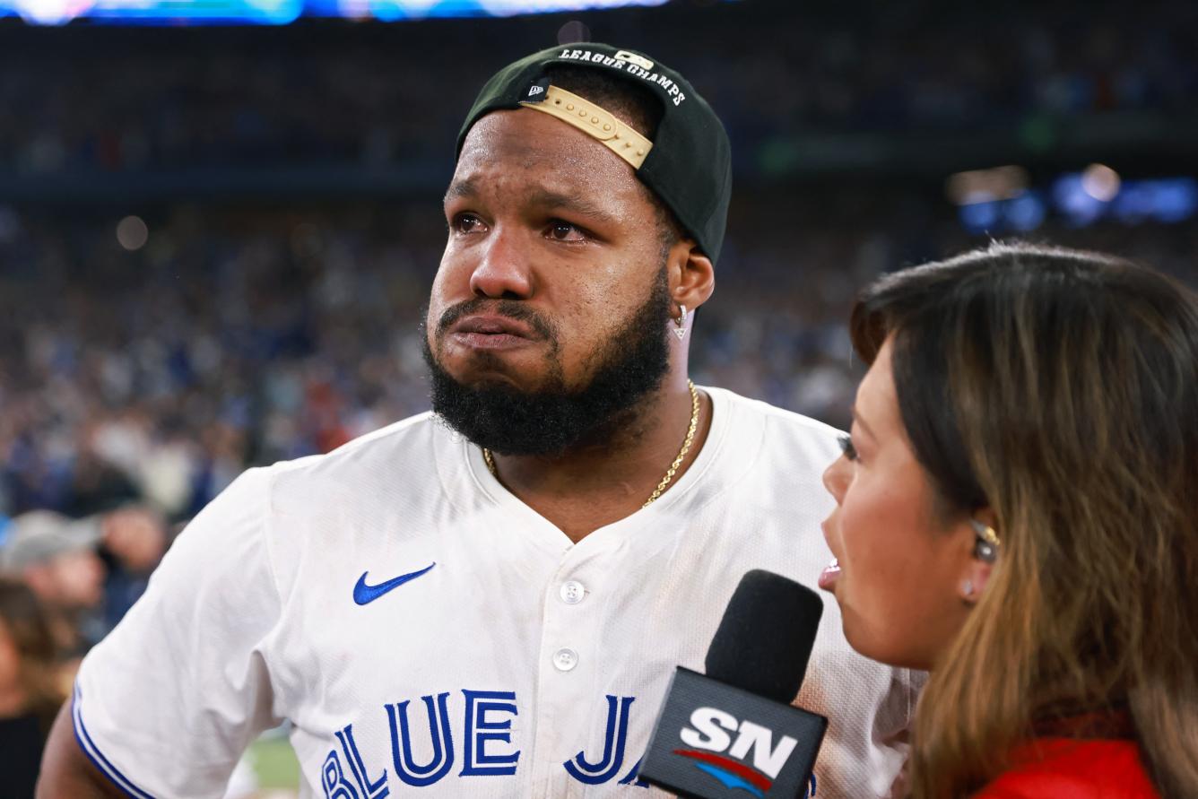 Vladimir Guerrero Jr. #27 de los Toronto Blue Jays observa después de ganar el séptimo juego de la Serie de Campeonato de la Liga Americana contra los Marineros de Seattle en el Rogers Centre el 20 de octubre de 2025 en Toronto, Ontario.