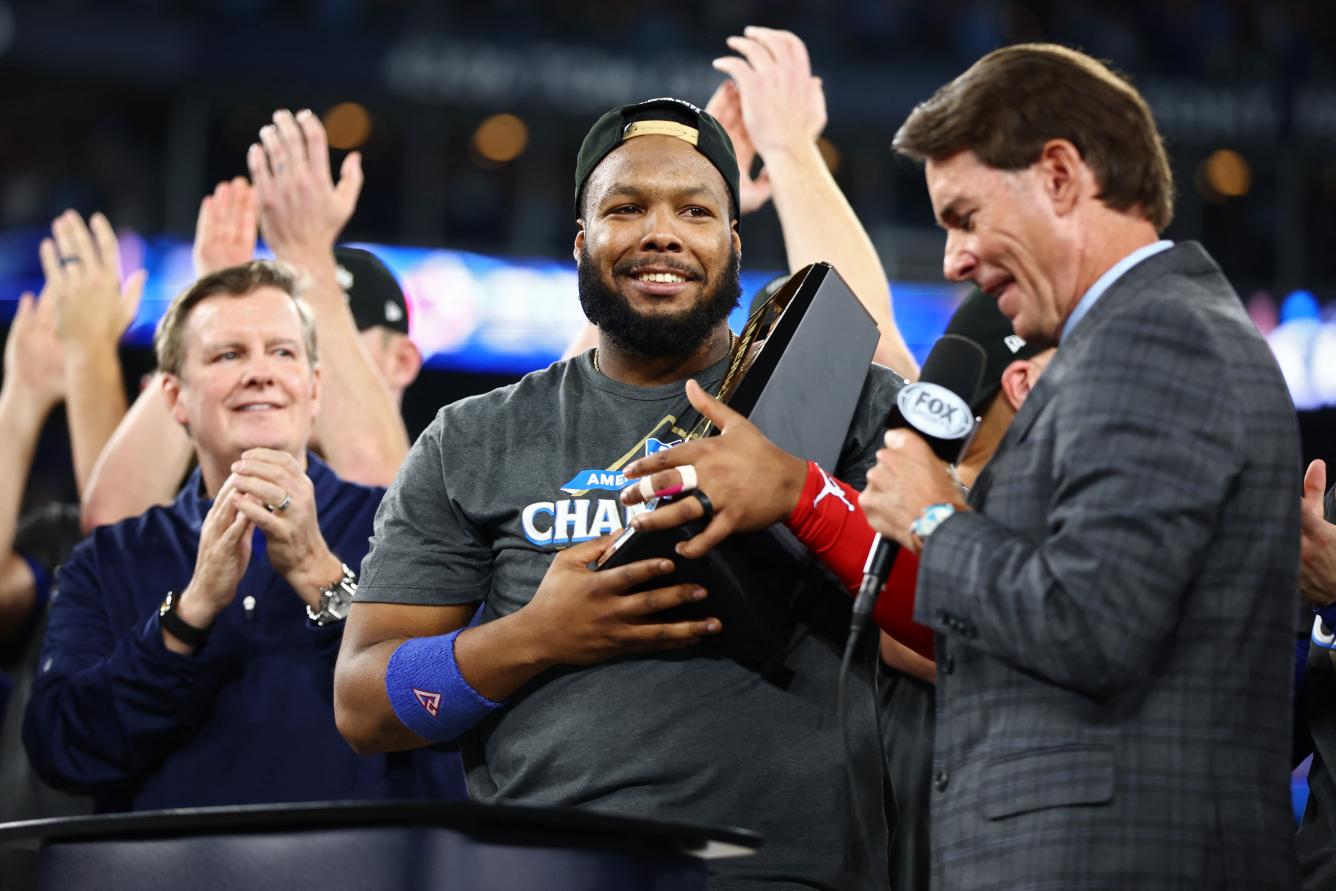 Vladimir Guerrero Jr. #27 de los Toronto Blue Jays celebra después de recibir el premio al Jugador Más Valioso de la ALCS después del séptimo juego de la Serie de Campeonato de la Liga Americana contra los Marineros de Seattle en el séptimo juego de la Serie de Campeonato de la Liga Americana en el Rogers Centre el 20 de octubre de 2025 en Toronto, Ontario.