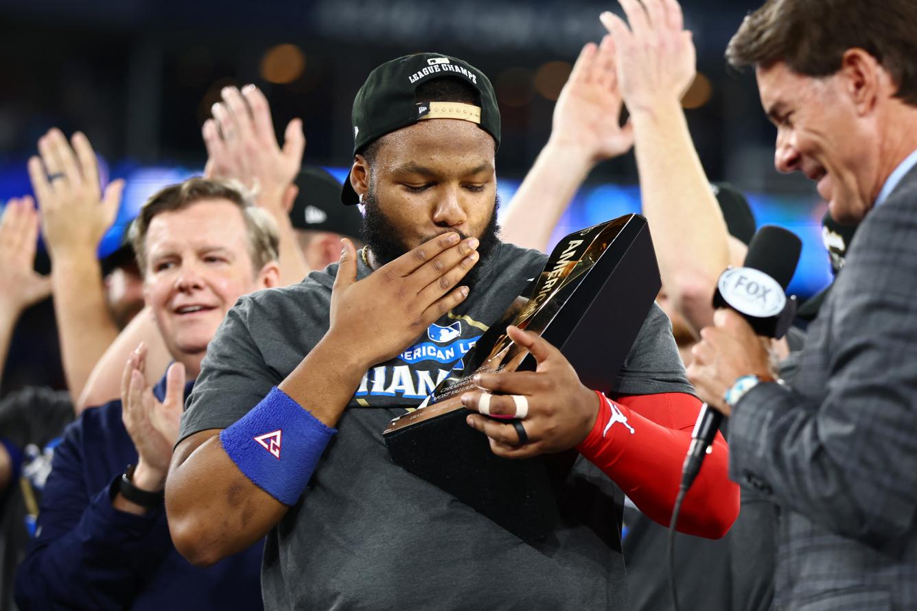 Vladimir Guerrero Jr. #27 de los Toronto Blue Jays celebra después de recibir el premio al Jugador Más Valioso de la ALCS después del séptimo juego de la Serie de Campeonato de la Liga Americana contra los Marineros de Seattle en el séptimo juego de la Serie de Campeonato de la Liga Americana en el Rogers Centre el 20 de octubre de 2025 en Toronto, Ontario.