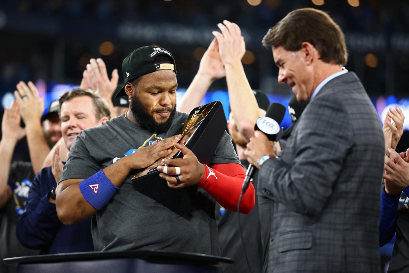 Vladimir Guerrero Jr. #27 de los Toronto Blue Jays celebra después de recibir el premio al Jugador Más Valioso de la ALCS después del séptimo juego de la Serie de Campeonato de la Liga Americana contra los Marineros de Seattle en el séptimo juego de la Serie de Campeonato de la Liga Americana en el Rogers Centre el 20 de octubre de 2025 en Toronto, Ontario.
