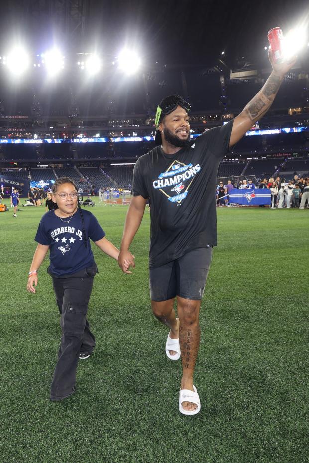 Vladimir Guerrero Jr. #27 de los Toronto Blue Jays camina con su hija Vlaimel después del séptimo juego de la Serie de Campeonato de la Liga Americana contra los Marineros de Seattle en el Rogers Centre el 20 de octubre de 2025 en Toronto, Ontario.