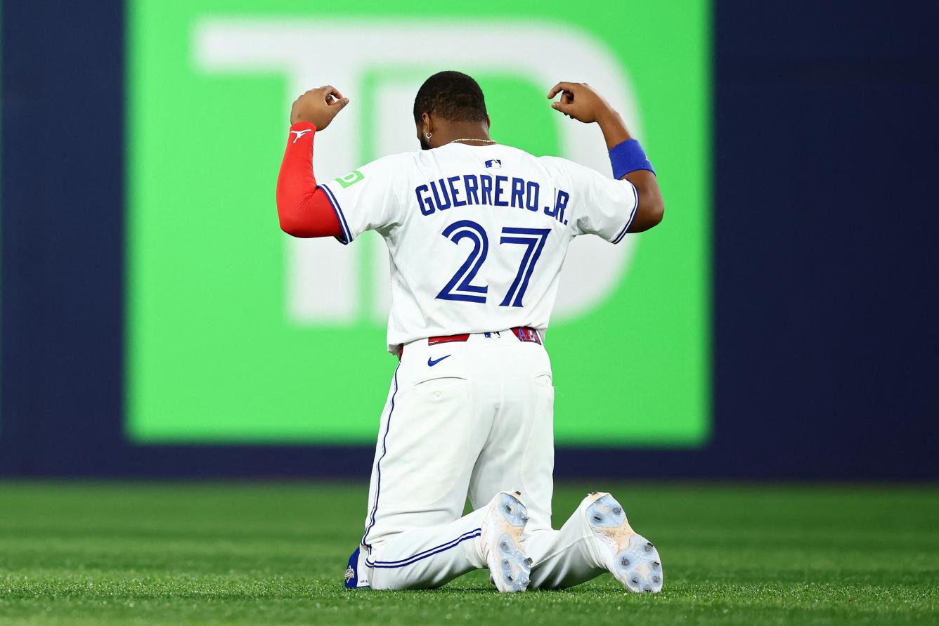 Vladimir Guerrero Jr. #27 de los Toronto Blue Jays observa antes del séptimo juego de la Serie de Campeonato de la Liga Americana contra los Marineros de Seattle en el Rogers Centre el 20 de octubre de 2025 en Toronto, Ontario.