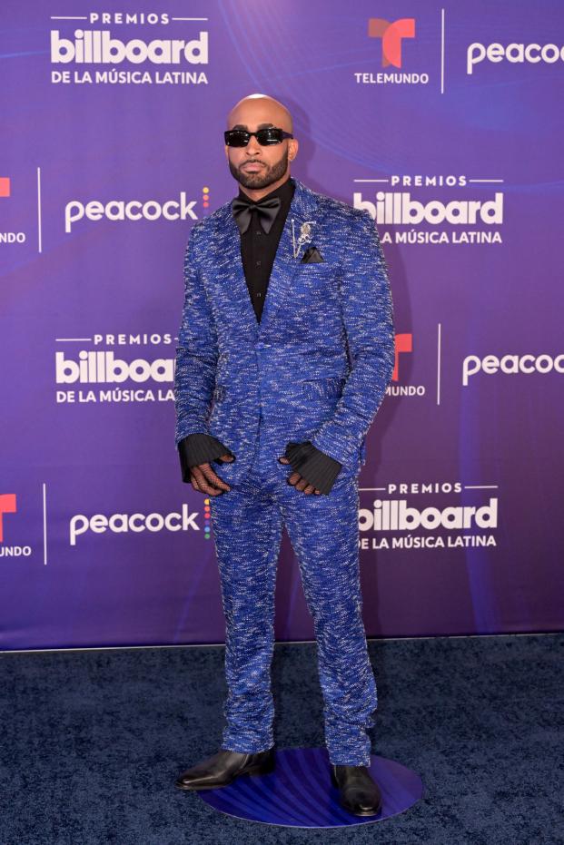Dominicanos desfilan por la alfombra azul de los Latin Billboard 2025