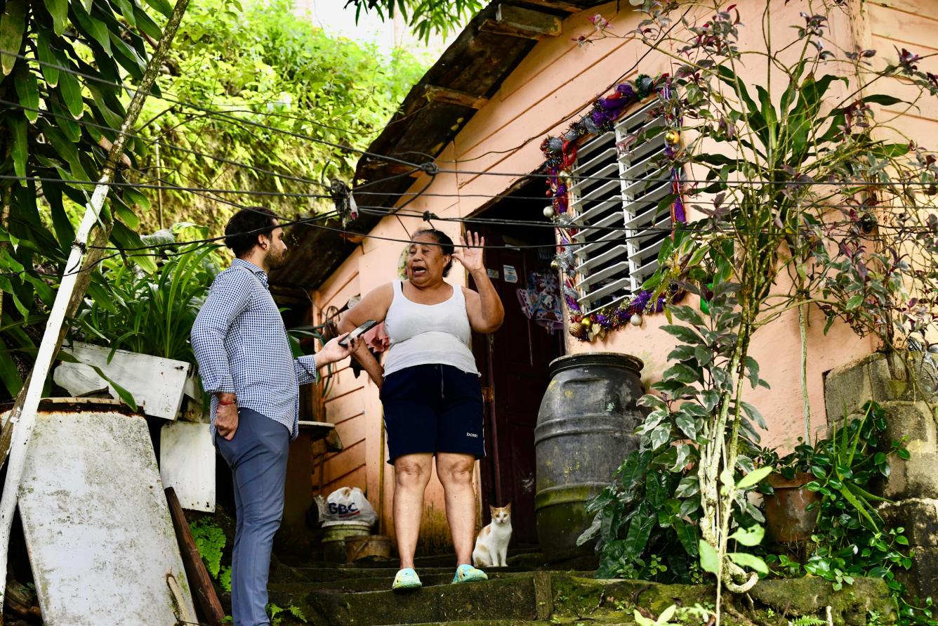 Un gato posa detrás de su dueña en el Gran Santo Domingo. Foto: José Alberto Maldonado/Listín Diario.