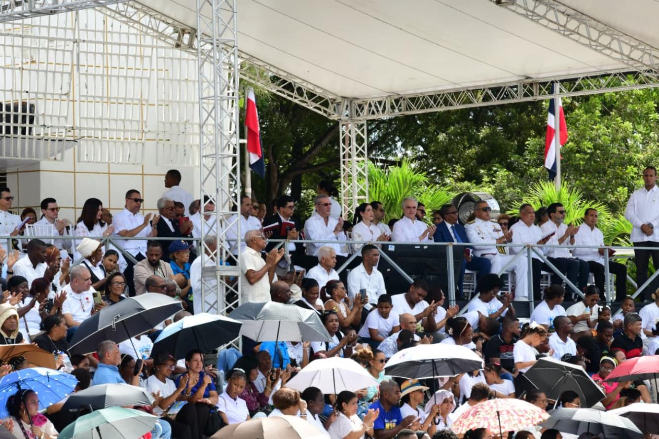El presidente Luis Abinader y la primera dama, Raquel Arbaje asistieron a la actividad realizada en el parque de Santo Domingo Este. Leonel Matos/ LD