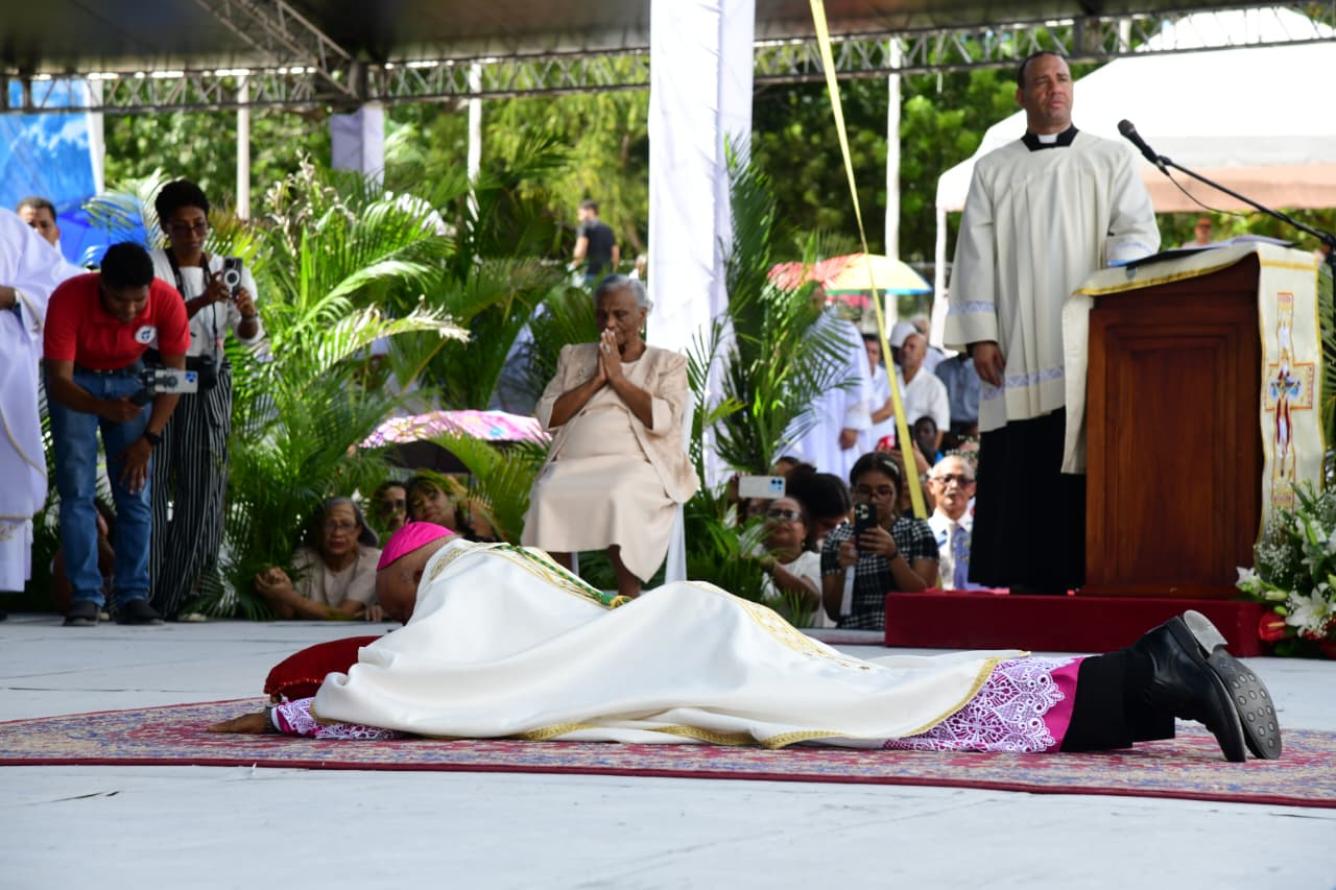 Monseñor Ruiz de la Rosa fue ordenado obispo mediante el rito de imposición de manos y oración consagratoria, recibiendo así la plenitud del sacramento del orden sacerdotal. Leonel Matos/LD.