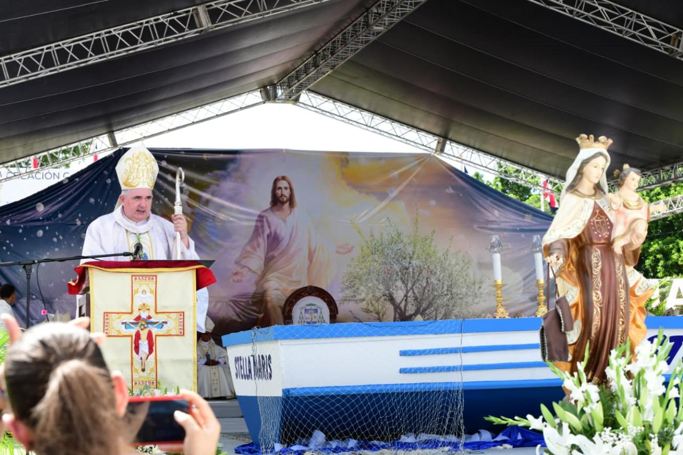 La homilía central la presidió Monseñor Piergiorgio Bertoldi, nuncio apostólico y representante del papa León XIV en República Dominicana. Leonel Matos/ LD