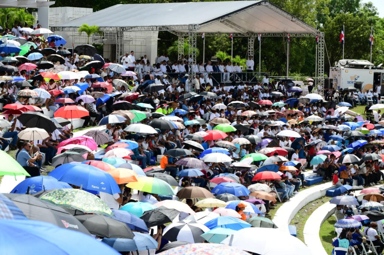 Decenas de religiosos acudieron este sábado a la ordenación de monseñor Manuel Ruiz como obispo de la diócesis Stella Maris, en Santo Domingo Este. Leonel Matos/ LD
