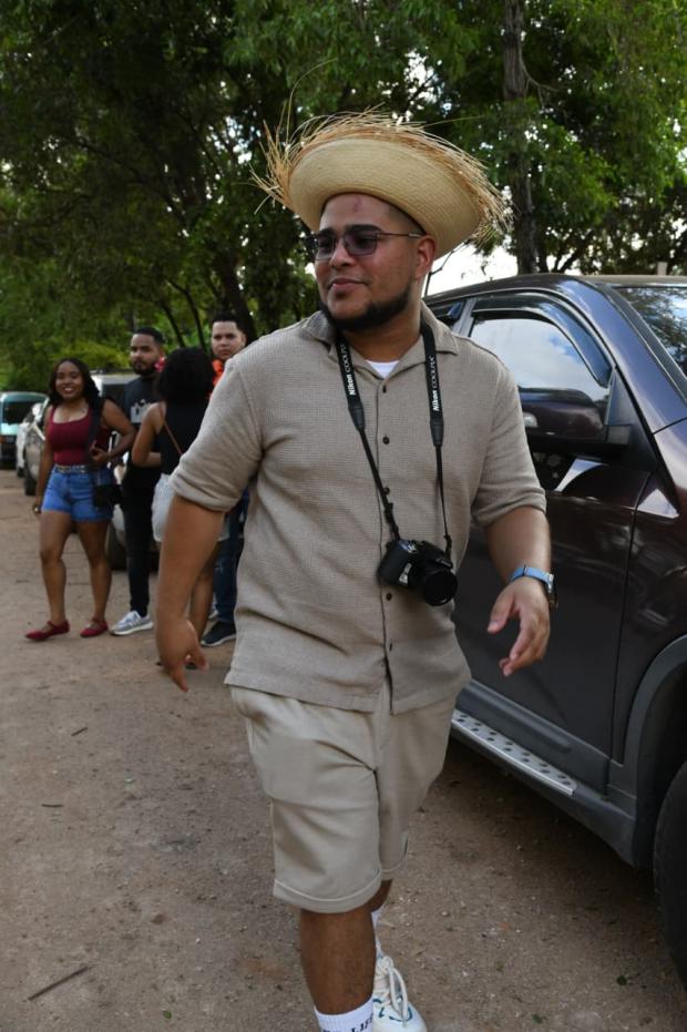 Fanático con vestimenta tropical en concierto de Bad Bunny y una cámara alusiva al nombre del tour “Debí tirar más fotos”.  Leonel Matos /LD