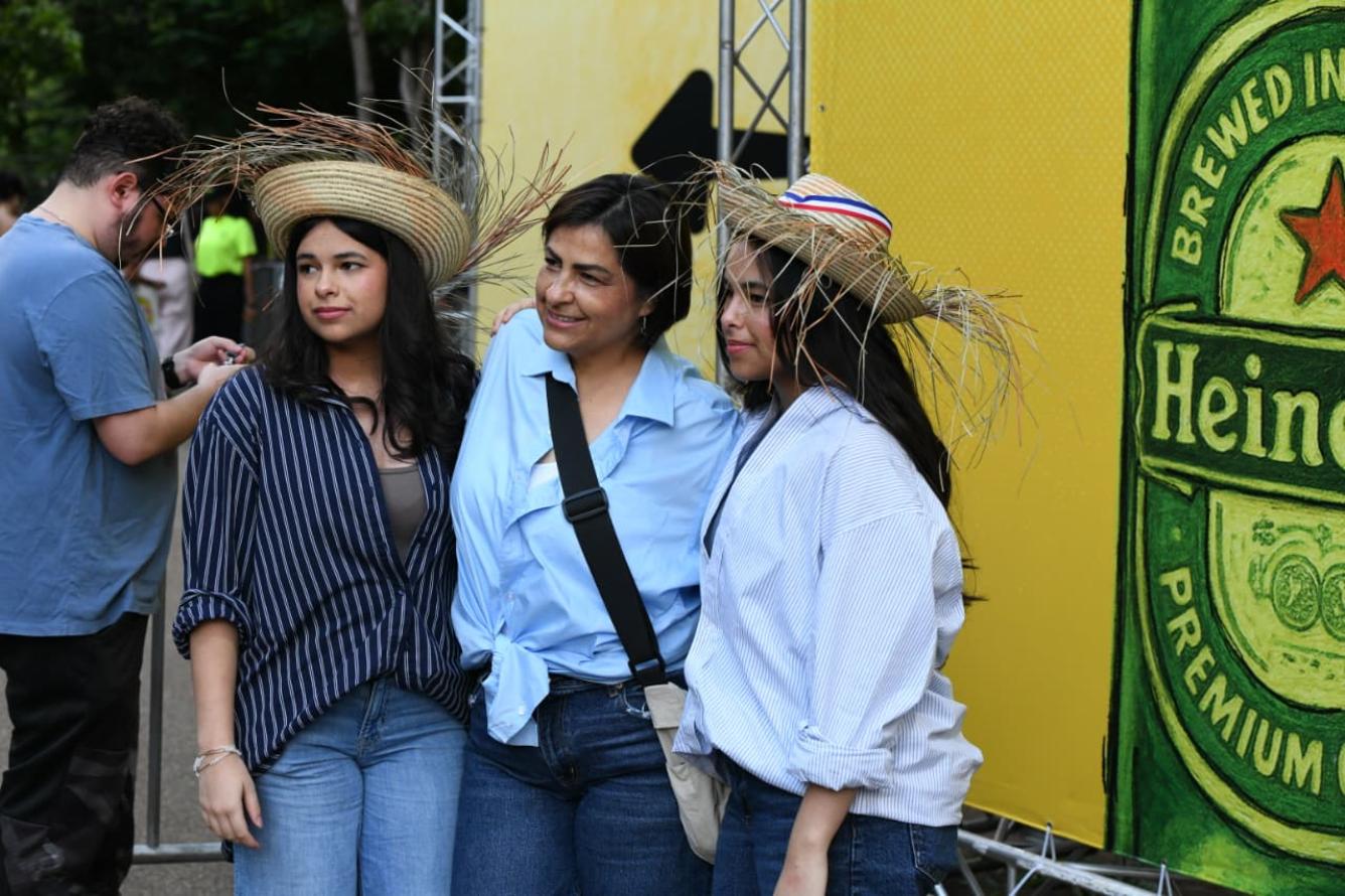 Madre e hijas posan en concierto de Bad Bunny.  Leonel Matos /LD