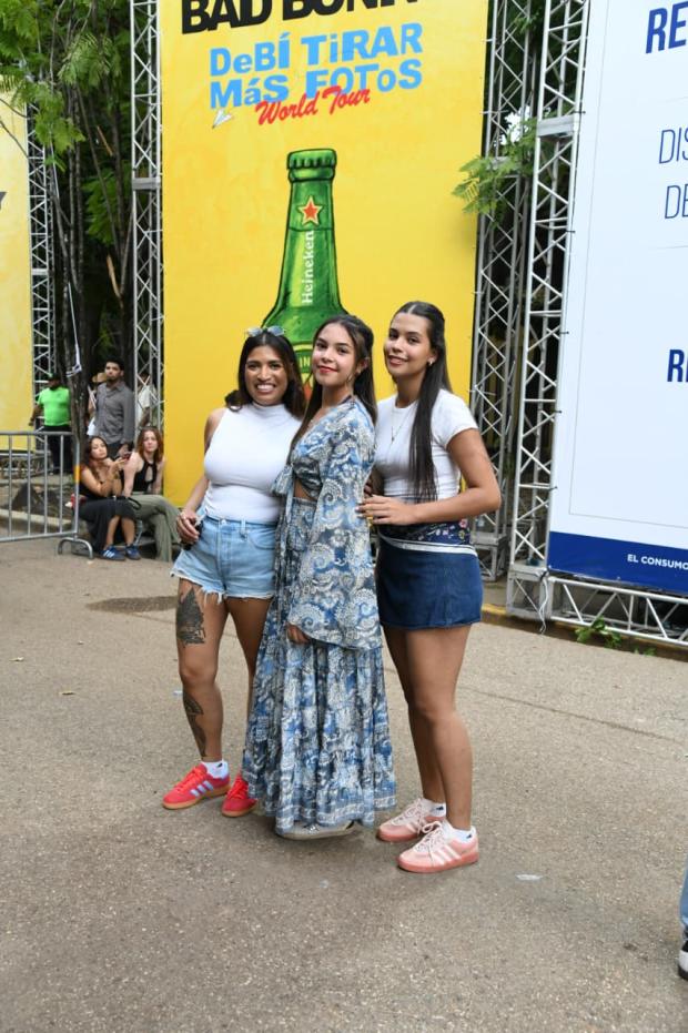 Fanáticas llegan al concierto de Bad Bunny este viernes en el Estadio Olímpico. Leonel Matos /LD