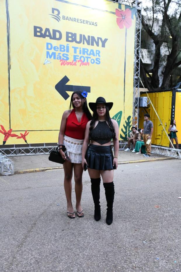 Fanáticas llegan al concierto de Bad Bunny este viernes en el Estadio Olímpico. Leonel Matos /LD