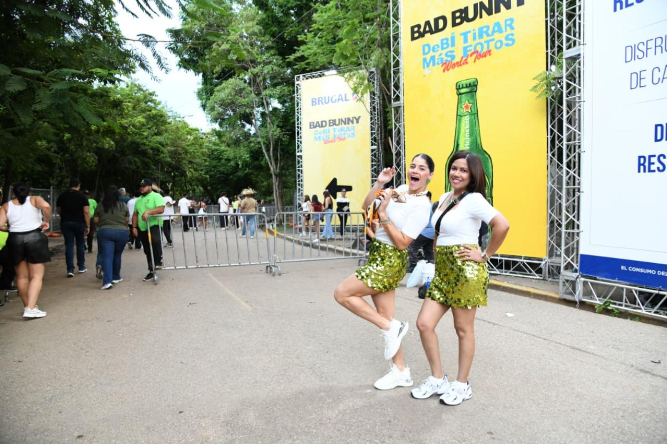 Fanáticas llegan al concierto de Bad Bunny este viernes en el Estadio Olímpico. Leonel Matos /LD