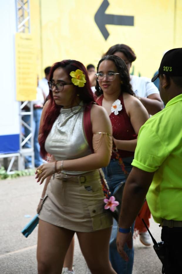 Flores, faldas y brillo desfilan en concierto de Bad Bunny. Leonel Matos /LD