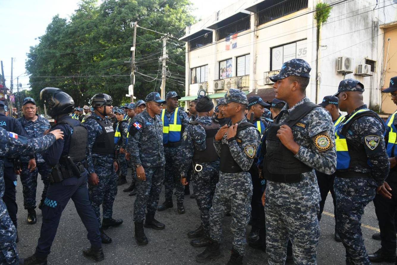 Miembros de la PN en las afueras del Palacio de Justicia Ciudad Nueva.